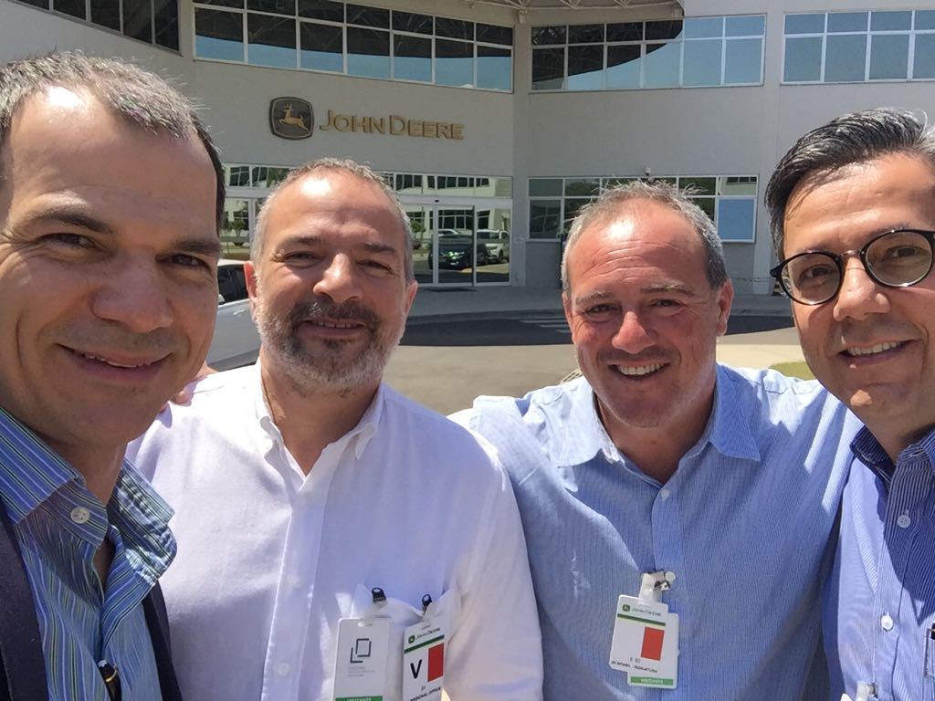 Alejandro Pantaleo y equipo durante una visita a John Deere